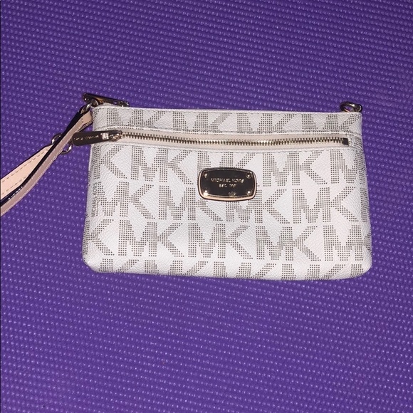 Michael Kors Handbags - Michael Kors wristlet